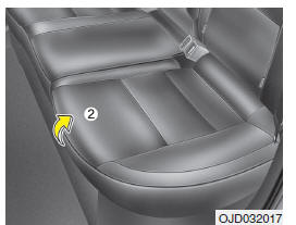 Aby złożyć poduszkę i oparcie tylnego siedzenia (wersja 5 drzwiowa i kombi)