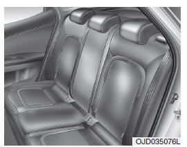 Składanie oparcia tylnego siedzenia (dla wersji 3 drzwiowej samochodu)
