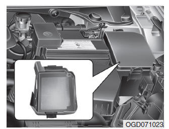 Skrzynka bezpieczników w komorze silnikowej (dla silników benzynowych MPI, GDI)